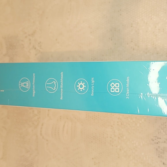 Black head remover with blue light.  Brand new - Picture 3 of 4